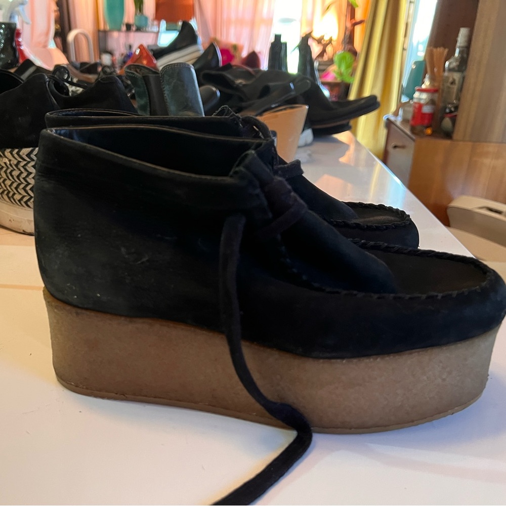 Clarks-Wallabee Elvtd Black Leather 8.5